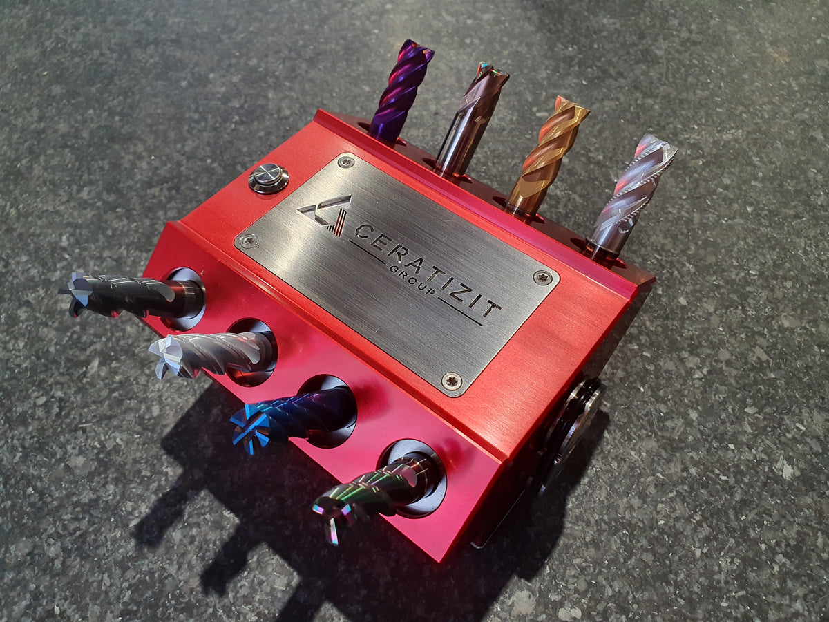 RegAtor V8 Flaschenöffner mit elektrischer Kurbelwelle, Edelstahlkolben, integrierter Powerbank und beleuchtetem Schriftzug, eloxiert in Rot, Blau, Gold oder Schwarz – ideal für Messen und Motorsport-Fans.