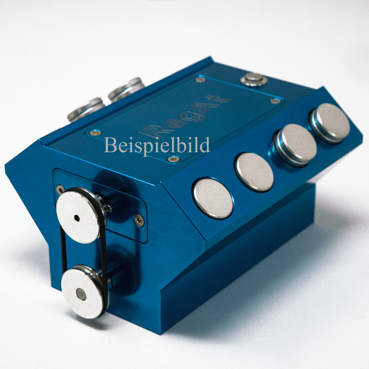 RegAtor V8 Flaschenöffner mit elektrischer Kurbelwelle, Edelstahlkolben, integrierter Powerbank und beleuchtetem Schriftzug, eloxiert in Rot, Blau, Gold oder Schwarz – ideal für Messen und Motorsport-Fans.
