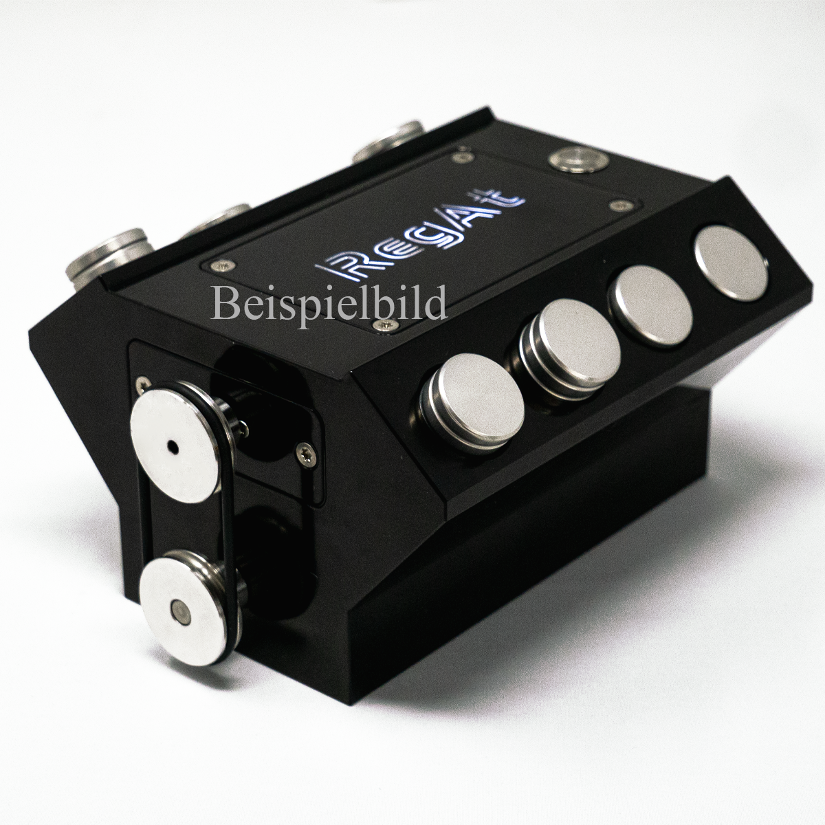 RegAtor V8 Flaschenöffner mit elektrischer Kurbelwelle, Edelstahlkolben, integrierter Powerbank und beleuchtetem Schriftzug, eloxiert in Rot, Blau, Gold oder Schwarz – ideal für Messen und Motorsport-Fans.