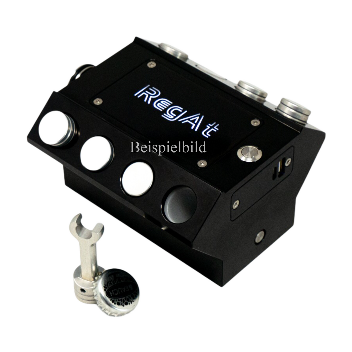 RegAtor V8 Flaschenöffner mit elektrischer Kurbelwelle, Edelstahlkolben, integrierter Powerbank und beleuchtetem Schriftzug, eloxiert in Rot, Blau, Gold oder Schwarz – ideal für Messen und Motorsport-Fans.